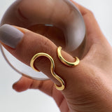 Κομψό δαχτυλίδι με ασύμμετρο κύμα