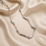 Κολιέ από λευκό χρυσό με σχέδιο κυματιστού πλέγματος